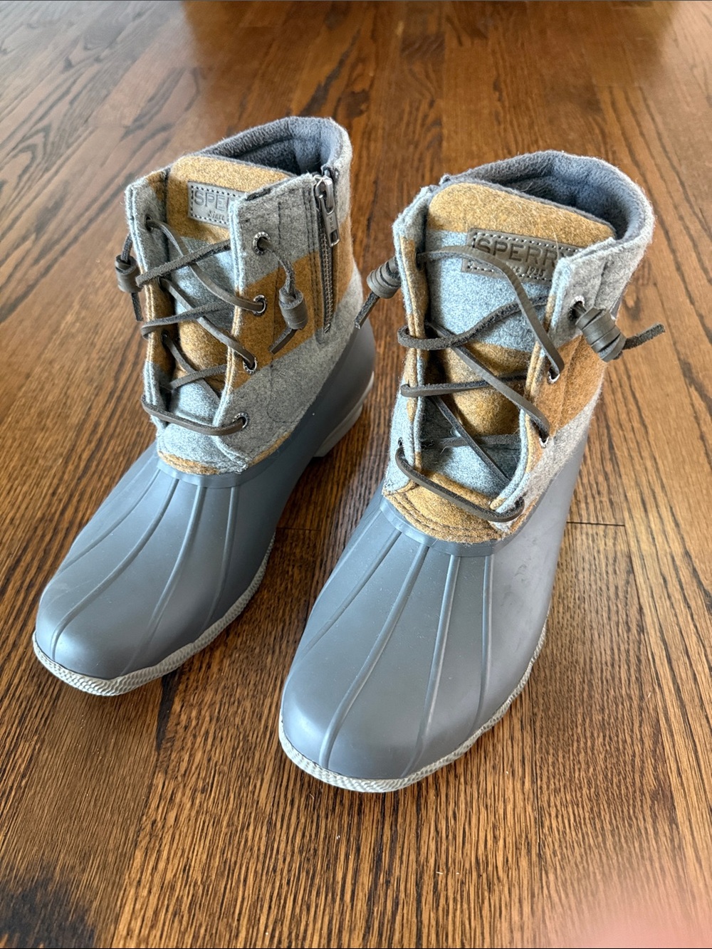 Sperry Women’s 8.5 Gray and Tan Waterproof Duck Boots